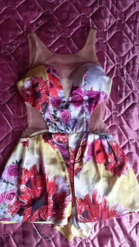Macaquinho amarelo com estampa coloridas tipo vestido de cetim de seda (CHARRY)veste P/M