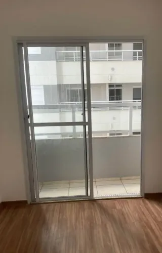 Porta balcão para sacada em alumínio branca 