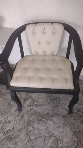 Cadeira com acento e encosto em captonê off white