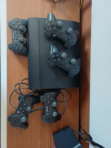 PS3 com loja de jogos gratuitos. 