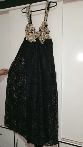 Vestido festa preto rendado e com, forro e detalhes em flores dourado
