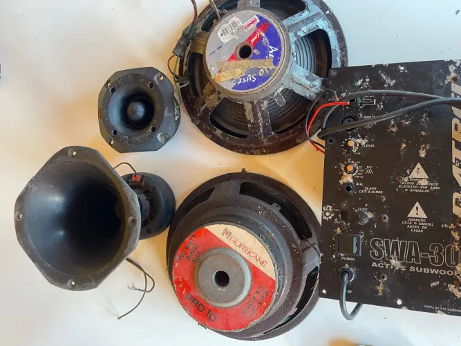 2 alto falantes, 1 corneta, 1 tweeter e uma placa amplificadora