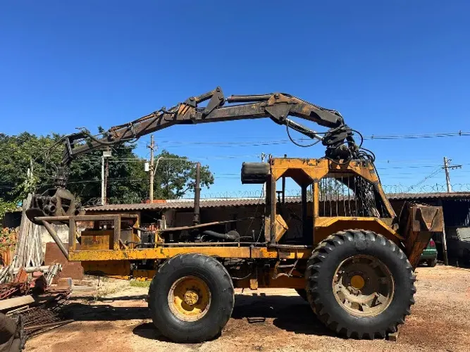 Trator Valmet 885S 4x4 1995 com Grua Florestal - 84 cv - Pronto para Trabalho