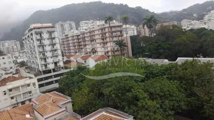 MARAVILHOSO 2 QUARTOS COM DEPENDENCIA EM RUA PRINCIPAL DE BOTAFOGO!