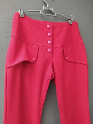 Calça vermelha fecho botões