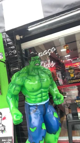 Aluguel bonecos Hulk e Batman para festas infantis 