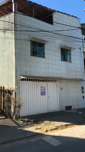 Casa triplex no bairro Recanto semimobiliada 2 quartos com terraço