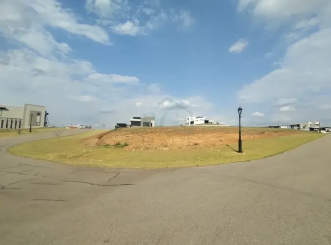Excelente terreno à venda de 783,32m² no condomínio Serras Altas Golf Estate em Poços de C