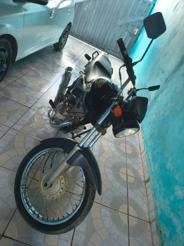 Vende-se moto de mulher.