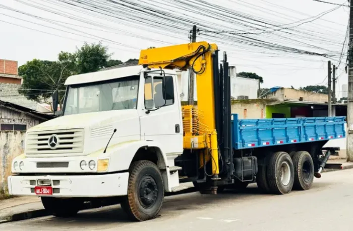 Vendo este Conj Caminhao Mercedes c Munck Madal 35ton 4H e 3M Dirt c/ Prop em Curitiba PR