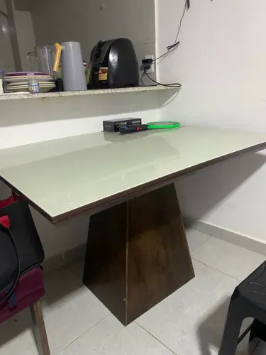 Mesa laqueada 400,00 só estou com duas cadeiras no momento 