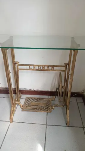 Mesa (pé de máquina de costura antigo)