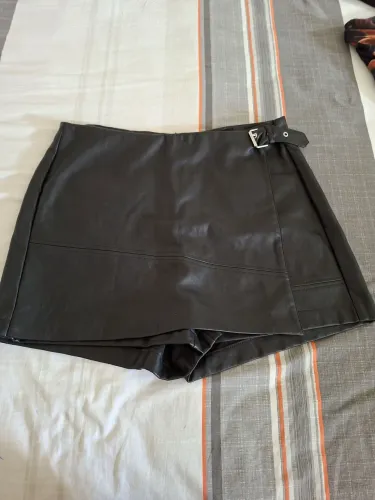 Short Saia em couto sintético (poliuretano)