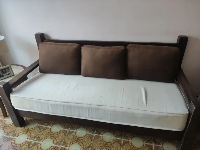 Sofá de 2 e 3 lugares em madeira