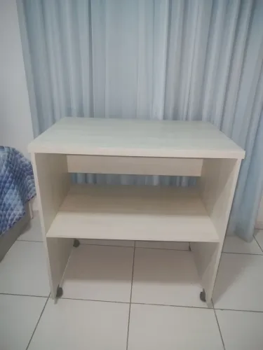 Escrivaninha com rodinhas