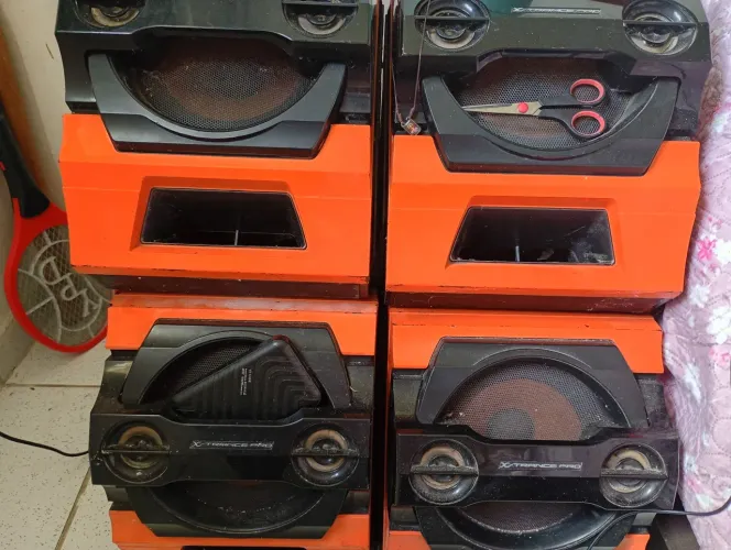 Vendo um som com quatro caixas paredão uma corneta e um super tweeter valor 400 troco 