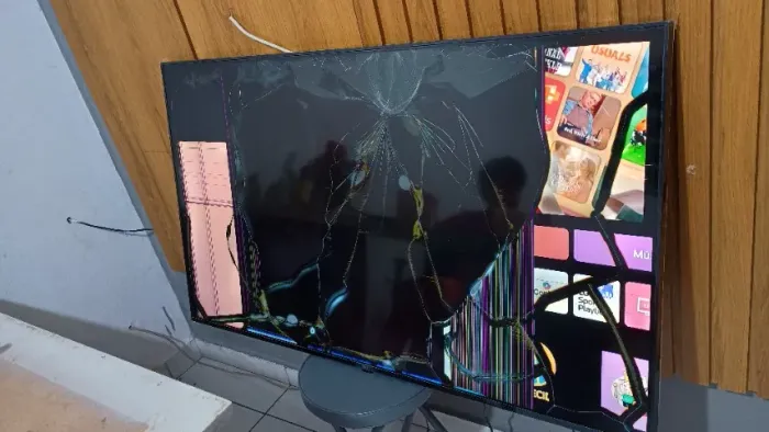 TV LG 50" 50UR8750PSA ? Tela Quebrada / Para Peças ? Todas as outras peças boas!