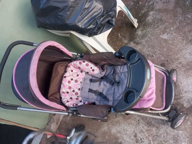 Vendo carrinho de bebê menina