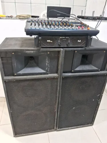 Caixa Acústica de Igreja com a Mesa e etc
