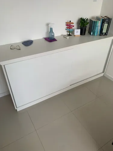 Armário baixo com porta de correr