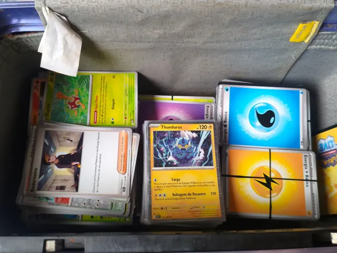 Caixa com algumas cartas pokémon