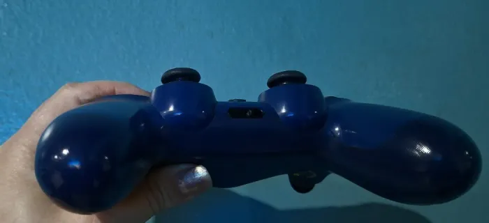 PS4 Excelente estado com 2 controles originais.