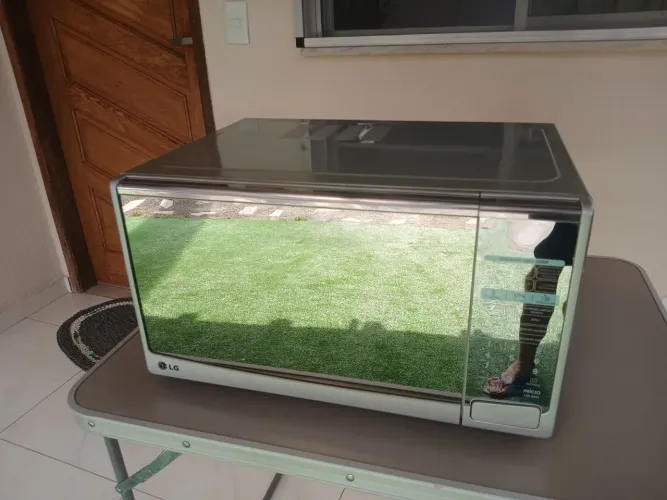 Micro-ondas LG Grill Cook 220V espelhado em perfeito estado de conservação.