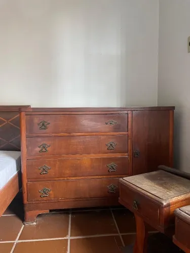 Cômoda com 2 mesas de cabeceira (criado-mudo), todos em madeira maciça