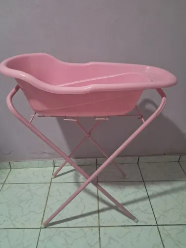 Banheira de bebê com suporte cor rosa