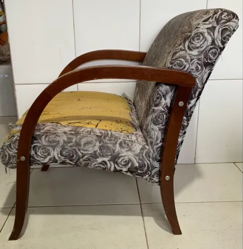 Poltronas madeira almofadadas