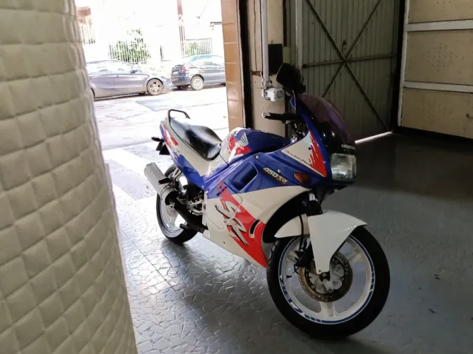 HONDA CBR SR GASOLINA, MOTO COM ESTADO DE ZERO.