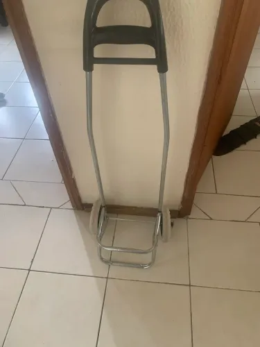 Vende -se base de carrinho de feira !