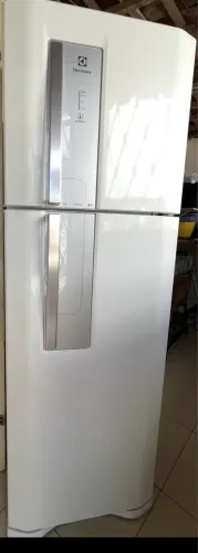Geladeira Electrolux usada, muito bem conservada.