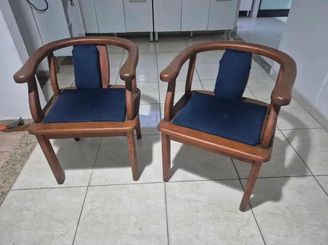 Poltronas de madeira
