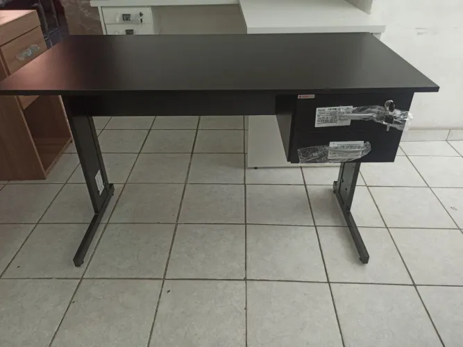 Mesa para colaborador com 2 gavetas 
