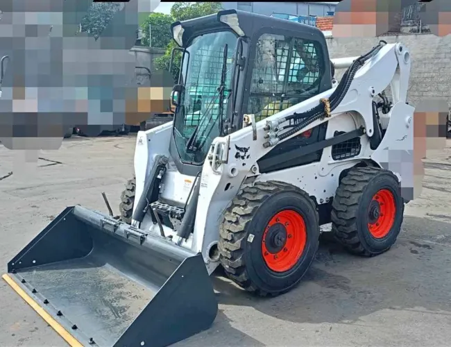 Minicarregadeira Bobcat S750 ano 2021, com 3.500 horas, ar condicionado e Joystick, em SP