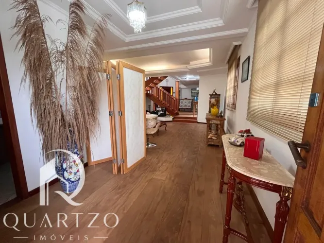 Casa na Zona 04 | 330 m² | 4 Quartos | 2 Suítes | Piscina