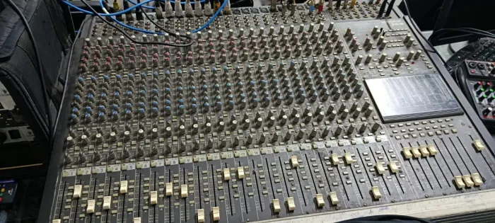 Mesa de som Mackie 24.8 canais 8 auxiliares