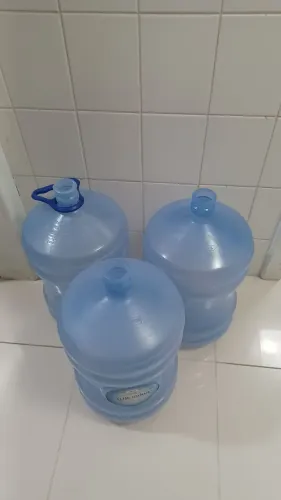 Vendo três bombonas de água de 20L