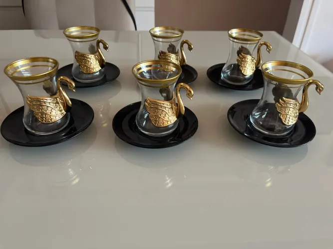 Jogo de 6 Xícaras de Café/Chá Turcos com suportes de metal dourado em formato de Cisne
