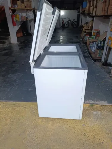 Vende-se freezer horizontal 439L, ideal para comércio, bar ou mercado.