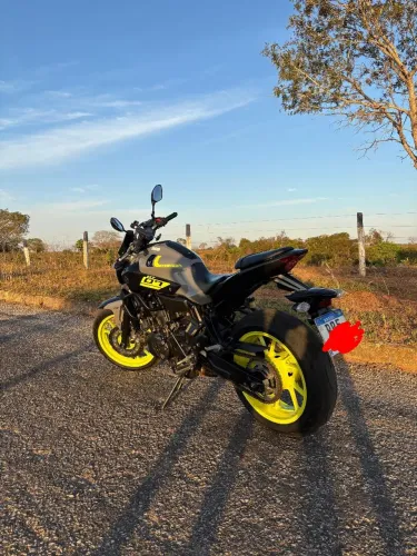 Vendo MT 07 modelo 18 versão night Flul  dois pneus dianteiro novo traseiro 90% 