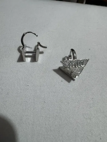 Brincos triangular inspirado na miu miu 