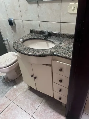 Móvel de banheiro com pedra