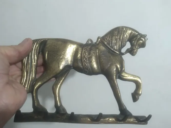 Porta chaves antigo de bronze 20cm perfeito p decoração ou colecionadores se. Detalhes