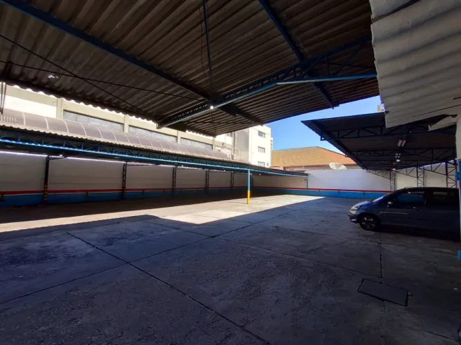Lote com 600 m² para locação no Centro