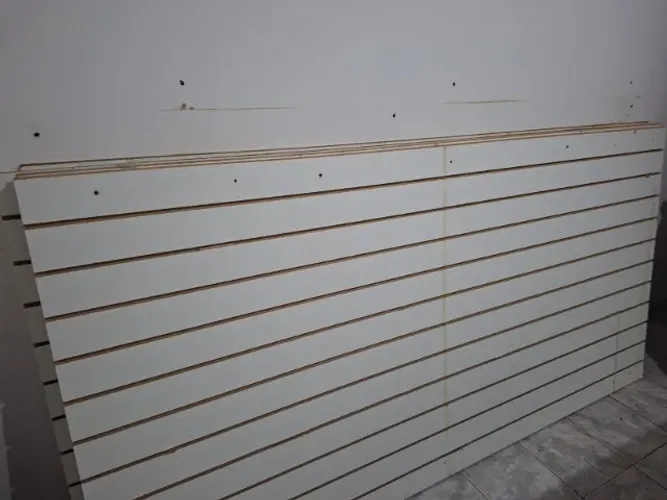 Vendo Painel Canaletado 2,40m x 1,20m de altura - 5pçs nessas medidas e + 100 ganchos