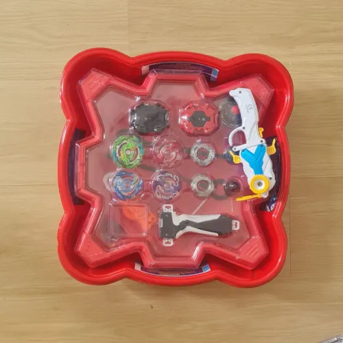3 em 1 : Kit 4 Beyblade, 2 lançadores e arena + Lançador e Pião Infinity Nado + Arena