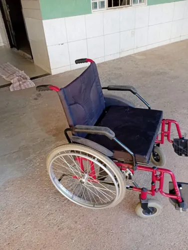 Cadeira de rodas pra paciente deficiente
