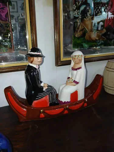 Estatueta em Porcela Noivos em Gôndola